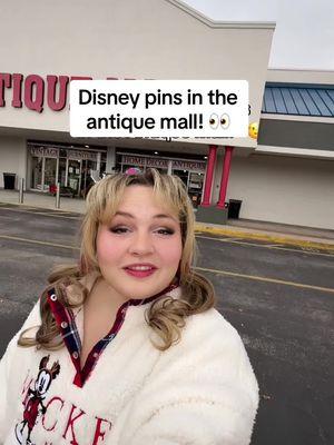 SO MANY DISNEY PINS in the Lakeland Antique Mall here…but be aware of the many, many fakes there are. 👀 Hopefully my tips can help y’all out if you’re confused! #disneypins #disneypintrading #disneythrifting 