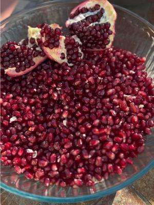 One fruit, so many seeds of goodness  🍃🍊 #pomergranatepower #healthyeats #fruit #pomegranates #fyp #fypシ #pomegranates #antioxidants #eatseasonal #eatfresh #longevity #healthandwellness 