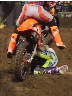 Was it just me, or did A1 have more crashes than usual?! 🤔 . #supercross #dirtbikes #supermotocross #elitomac #haidendeegan #chasesexton #supercrosslive #supercross2025 #viral #fyp #foru #trending #crash 