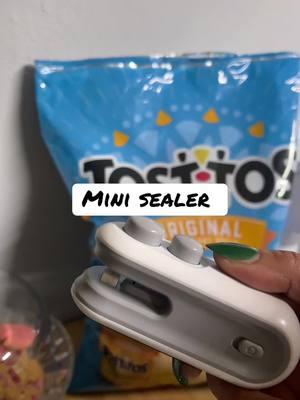 A MUST HAVE!! #TikTokShop #tiktokmademebuyit #minisealer #freshness #kitchengadgets #handy #kitchentok #musthaves 