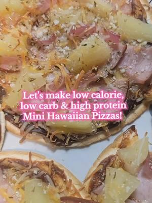 Mini Hawaiian Pizzas 🍕 🍍 #hawaiianpizza #lowcarbpizza #pineapple #thincrust #cheese #Protein #lowcalorie #delicious #lunch #recipes #cookwithkat #vsgcommunity #bariatricrecipes #macrofriendly #100caloriesnack #100caloriepizza #lowcaloriepizza #lowcarblove #bbq #healthjourney #satisfy #pizzalover #labanderita 