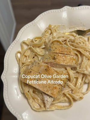 Honestly I think it tastes just like Olive Gardne Alfredo 🙌🏻 #chickenalfredo #chickenalfredopasta #copycatrecipe #momoffour #EasyRecipes #easydinnerideas #dinnerforkids #familyfriendlydinner #dinnerwithme #momofgirls #girlmom #cookdinnerwithme 