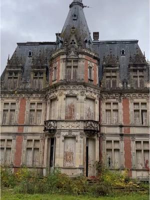 One of the best things about exploring France was all of the old abandoned chateau’s  🏰 🇫🇷  #abandoned  #abandonedplaces  #urbexfrance  #chateau  #french  #france  #explorefrance  #urbexworld  #urbex 