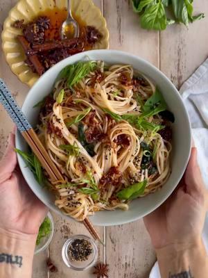 Gimme a warm bowl of spicy garlic chili noodles in this cold weather!! #spicynoodles #warmfood #goodforthesoul #soulwarmingnoodles #30minutemeals 