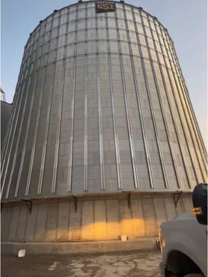 Andamos bien empinados #silos #grainbin #construction#costruccion #GSI #vidaenlaconstruccion #constructionlife #constructionworker #trabajo #work #trabajoduro #hardwork