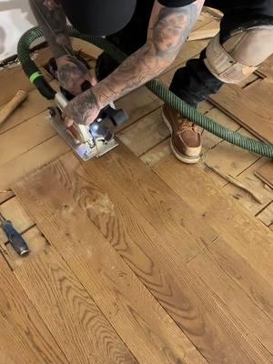 #toro🤙🏼 #repair #hardwood #flooring #flooringinstaller #woodwork #fypシ #fy #bona #hardwoodflooring #viralvideo #seattle #seattletiktok #paratii #woodwork #fyp 