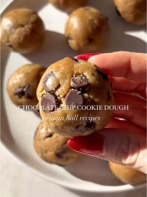 HEALTHY SNACKING GONE COOKIE DOUGH!!🍪  week two of our 30 days of high protein recipes is officially themed— protein snacks!! 👉🏻snag the recipe by following the link in my profile bio #cookiedoughrecipe #highproteincookiedough #proteinsnacks #highprotein #highproteinrecipes #healthysnacks #nobakerecipes #proteintreats 