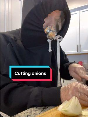 I went to chop an onion for tonight’s dinner and my eyes were BURNING!  All our pool stuff is in storage for the winter so I couldn’t grab a pair of goggles. I went with the skillet lid method I learned in 2020 😏  Worked like a charm!  #cuttingonions #onion #LifeHack #KitchenHacks 