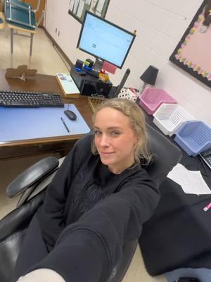 Instagram @ jordyspangler 🫶🏻 #classroom #firstyearteacher #classroomdecor #classroominspo #teachersoftiktok #teacher #teacherlife #teachertiktok #classroomsetup #middleschoolteacher #scienceteacher #savedbythepastel #teaching #cozyvibes #cozyclassroom #teachertok #Vlog #influencer #classroomideas 