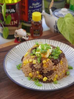 🥩🌽 EP 8. Pepper Lunch! 🥩🌽 As usual the water to rice ratio may differ depending on the kind of rice you use! Cooking times may also differ depending on your rice cooker model.  My rice cooker is a 2 cups uncooked / 4 cups cooked size. Beef Marinate Ingredients 4 oz thinly sliced beef 1 tbsp soy sauce 1 tbsp honey 1 tbsp sesame oil 4 garlic cloves, minced Black pepper Ingredients 3/4 cups medium grain rice 3/4 cups water 1 tbsp soy sauce 1 tbsp sake 1 tbsp mirin 1/4 small onion, thinly sliced Frozen corn  Green onions Chili oil 1. Marinate the beef with the beef marinate ingredients listed. Add as much or as little black pepper as you’d like. Set aside. 2. Wash the rice and add water, soy sauce, sake, mirin. Stir. Then add thinly sliced onions on top.  3. Place the lid on top and hit cook. 4. After 15 minutes, add the marinated beef, corn, and more black pepper! 5. Mix everything together when done and serve with butter, green onions, and chili oil if desired #pepperlunch #onepotmeal #ricecooker #ricecookerrecipe #cookininricecooker #smallkitchencooking #dormcooking #cookinghack #asianfood #ricecookerhack #collegecooking #livingalonecooking 