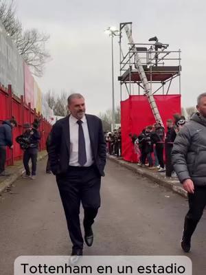 La magia de las copas en Inglaterra. 🤩 Así ingresó el #Tottenham al estadio del #Tamworth de 5ta división, para el partido de #FACup. 🏟️ #England #Soccer #Football