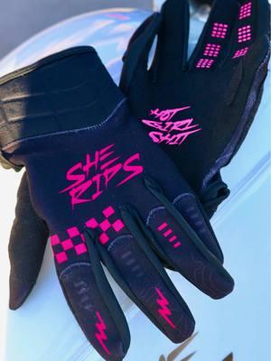 THEY’RE HERE • #sherips #fastgirls #ridinggloves #dirtbikegloves #harleygloves #harleygirls #hotgirlshit #harleydavidson #harleygirlsdoitbetter 