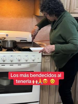 La abuela lo que le pidan 🙌🏻🙏🫣🫶🏻🫶🏻♥️👵😍@MuciaCortez38 #mamaehijajuntas #abuelafleiz #bendecidadetenerla🙏♥️💞 