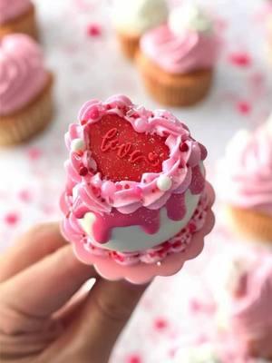 The perfect Valentine’s Day sweet treat❤️ The cutest cake pop shaped using our Tall Heart Cake mold and placed atop our Pink Scalloped Boards!  Video by @Berryniceberries  #CakePopMold #CakePopDecorating #mylittlecakepopmolds #mylittlecakepop #cakepopideas #cakepopshapers #cakepoptutorial #ValentinesTreats #ValentinesDay #SmallBusiness #valentinesdaytreats 