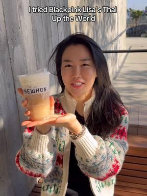 rating blackpink lisa’s very own erewhon drink out of a 10 #kpop #erewhon #erewhonsmoothie #thaitea #lalisa #lisa #lisablackpink #blackpink #blackpinklisa #foodreview #review #food #losangeles 