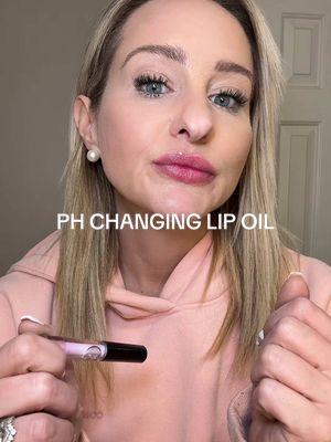 My PH did that lol  PH changing lip oil #billiondollarbeauty #phlipoil #lipoil #lipoilreview #tiktokshopcreatorpicks #tiktokshopjumpstart 