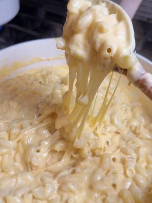 Delicioso Mac and cheese de las pastas favoritas de mis hijos este es un buen acompañamiento para cualquier platillo de proteína. #yummy #fypシ #foryoupage #foryou #instadaily #Foodie #tasty #macandcheese #pasta #pastalover #cheeselover #cheese 