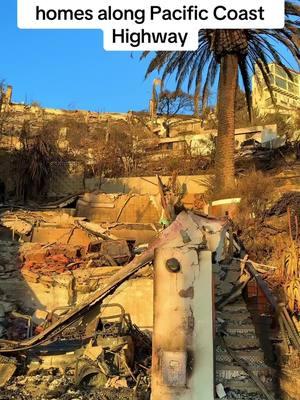 Heartbreaking scene along the Pacific Coast Highway where the #PalisadesFire burned everything in its path all the way up to the ocean. A PDS Red Flag Warning is in effect for the next two days also, as winds are expected to pick back up and humidity is supposed to be significantly low.  @MyRadar  #calfire #cawx #stormchaser #malibu #palisades 