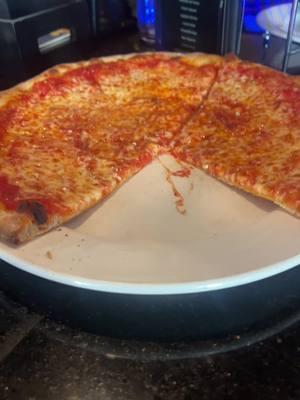 Buona sera e buon pomeriggio a tutti, guarda che bello simply the best at the Chatterbox in Pleasantville, New York, enjoying pizza with friends that become family#Chatterbox #fypage #Foodie #pizzas #restaurant #Pleasantville #cooking #Italian