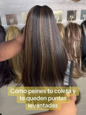 Aquí te enseño cómo peines tu coleta, victoria, corte mariposa. #crownclipponytails #cortemariposa #coletasdecabello #ponytailstylist #moños #ponytails 