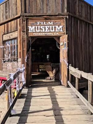 Te recomiendo visitar este lugar en el Sur de California.  📍Pioneertown  #pioneertown #yuccavalley #oldwest #californiaadventure #elviajedekarla #Viral #adventure #socal #thingstodo #hiddengems #californiatrip #californiaplaces #californiatravel #travelife #losangeles #placestogo #friends #california #family #friendship #vacation #vacaciones #travelvlog #travelblogger #traveltips #californiatravel #PlacesToVisit #thingstodo #visit #parati #travelusa #traveltok #places 