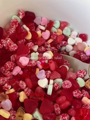 valentine’s candy salad (this candy mix is great for those that can’t do sour candy) 💗🍬♥️🍭 #candysalad #candysaladideas #valentinescandysalad #candysalad🍭 #candysalads #valentinescandy 