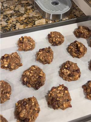 Trail Mix Cookies  ⁣⁣ ⁣⁣ #cookies #trailmix #galletas #healthycookies #oats #oatmealcookies #baking #sweettreats #chocolate #chiaseeds #raisins #chewycookies