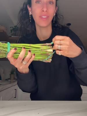 a quick little asparagus hack #asparagus #asparagusrecipe #asparagus101 #CookingHacks #cookinghacksthatwork #cookinghack 