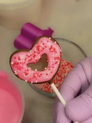 Heart Shaped Donut Cake Pops 🩷🍩 Made the hearts with my @Daisy Makes heart popper of course! 🍭 (you can use my code SWEETSRPOPPIN10 at daisymakes.com to save on your purchase!🙂) Dipped & decorated with the best, Sweet Shoppe from @Stover & Company 🍫 #sweetsrpoppin #cakepops #cakepop #cakepoptutorial #tutorial #tutorials #cakepopprep #daisymakes #daisymakespoppers #stoverandcompany #meltingchocolate #chocolate #meltedchocolate #decoratingcakepops #cakesicle #cakesicles #cakepopsoftiktok #cakesiclesoftiktok #valentinecakepops #valentine #ValentinesDay #valentines #valentinesdaygift #valentineideas #valentinesideas #bemine #donut #heart #donutheart #valentinesdaygiftideas #sweets #spencerandheidi #heidi #spencer 