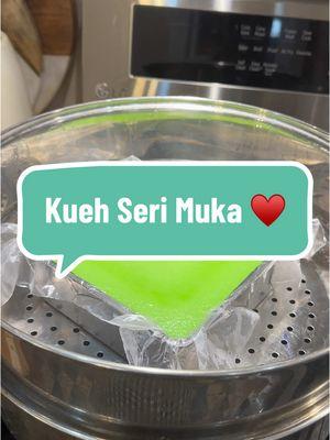 {{{New Recipe}}} Jom buat ampa buat minum petang nanti, kuih seri muka garenti jadi 😅 Kuih Seri Muka Mommylina Loyang size kecil untuk 2 orang makan | 6” X 6” Bahagian bawah: 1 cawan pulut (rendam 1 jam) 200ml santan 3/4 sudu kecil garam 1 1/2 sudu kecil minyak masak Kukus api besar selama 25 minutes  Bahagian atas: 2 biji telur (di pukul manja) 70g gula (kalau nak manis lagi just add more sugar!) 40g tepung gandum 10g tepung jagung Secubit garam  150ml santan 100ml air 7 helai daun pandan (gunting pendek blend sekali dengan air dan santan kemudian tapis) atau guna pewarna hijau & kuning telur  Masak api kecil sehingga berwap, tapis dan tuang ke atas pulut, lapik penutup tudung dengan kain, kukus api kecil selama 25 minutes  #kuihserimuka  #fyp  #fypmalaysia 