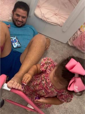 Cuantos papás derretidos por su princesa?🥹❤️ #velasquezfamily #tiktokfamily #familiabendecida #happyfamily #dadanddaughter #papaehija #papafeliz #dadsoftiktok @Velasquezfamilydad 