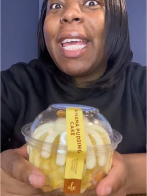 Banana Pudding Nothing Bundt Cake #Foodie #milwaukeefoodie #contentcreator #fyp #eatwithme #review #foodtiktok #bananapudding #nothingbundtcake #creatorsearchinsights #viralvideo 