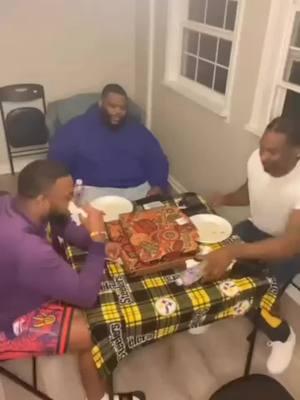 Who @goldie_burnafino  think he talking to like that?? 🤣🤣 And @itsqarnage (IG), get rid of that damn blanket!! 🤣🤣 #HuskyFriend #Pizza #ExplorePage #FYP #Friends #Dieting #SupportSystem #VibinWitKels #MaaannnBoe