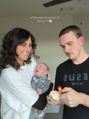 your reminder to do this every month with your baby #onemonthold #monthlymilestone #monthlycandle #monthlybabyphotoshoot blowing out baby candles, baby monthly, one month old baby, birthday candle baby 