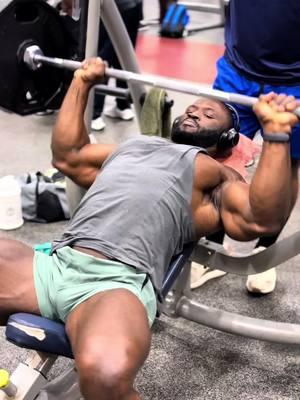 Double the pump, double the gains! 🔥 Incline chest press for that upper chest power and definition. 💪  #ChestDayPump #InclinePress #StrengthAndDefinition #AfricanDiamond