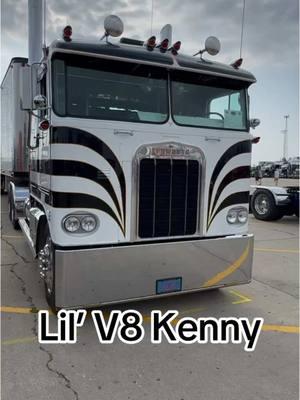 This Kenworth is 🤯 #truckparkingclub #truckparking #trucks #truck #truckertok #trucktok #truckerlife #trucker #trucking #fyp #semitruck #parking #truckersoftiktok #truckdriver #driver #freight #truckparkingshortage #truckshow 