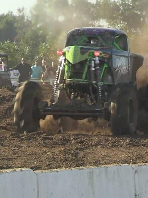 Dirty Digger Wild North vs South Freestyle #mudtruck #monstertruck #kingsling #bustedknuckle #monstertrucks #mudbog #offroad #4x4 #mudracing 