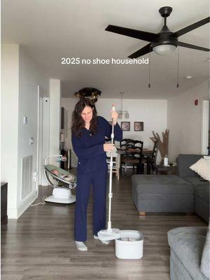 The more you know, the more you mop :-) #spinmop #CleanTok #noshoes #2025resolutions 