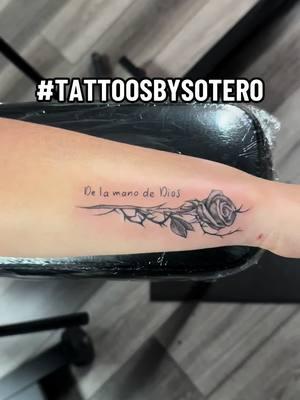 De la mano de Dios🙏🏽😎inbox for prices and appointments👈🏽🗓️✍🏽 #creatorsearchinsights #tattooideas #tattoosbysotero #money #abundancia #universo #god #blessed #believe #houstontattooartist #htx #houston #universe #rose #rosetattoo #delamanodedios #diospordelante #hermanosespinoza 