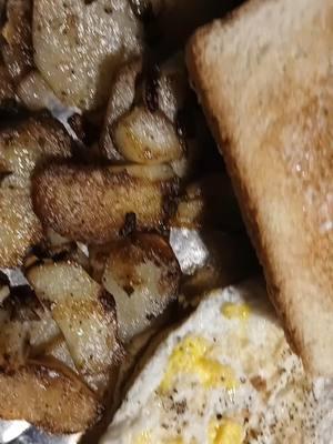 fried potatoes 🥔 , fried eggs,  and toast  #poppabless #fyp #global #doublecheeseburger 