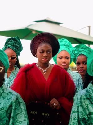 This is cleannn 😍🔥❤️ Makeup @makeupbyfinayon Photographer @moh_visuals Videographer @haibeeweddings Bridal robe @_ _fashionmaven Custom adire robe @apparelbyfissy Bridesmaids handfan @btokbeauty Iyawo handfan @r3labels #yorubatraditionalweddings #yorubabride #bridesmaid #yorubawedding #nigerianwedding