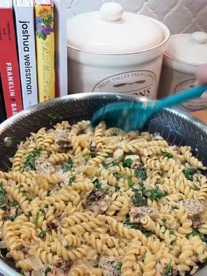 Chicken Spinach Alfredo Pasta! #pasta #alfredo #onepan #chicken #dinner #yum 