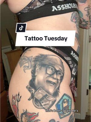 Episode 7 - Tattoo Tuesday // Danny DeVito ✨🤭 DROP A COMMENT IF YOUR FAVORITE MOVIE/TV SHOW THAT DANNY DEVITO IS IN! mine are Hercules and It’s Always Sunny. #sinnabunny #dannydevito #dannydevitotribute #dannydevitotattoo #tattoo #portraittattoo #frankreynolds #itsalwayssunnyinphiladelphia #itsalwayssunny #nashvilletattooartist #tattootuesday #sillytattoo 