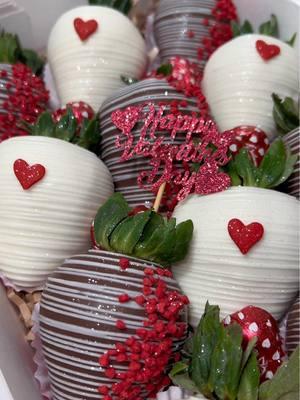 Be my valentine? 🥹 #magalissweets #treatmaker #fresasconchocolate #chocolatecoveredstrawberries #drizzle #valentinesdaydessert #valentinesdaytreats #vdayberries #vdaysprinkles #wilton #fyp 