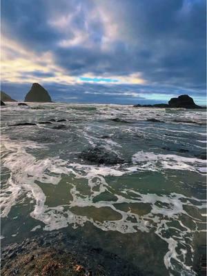 Some of the cool rocks that you may find out on the Oregon coast, I have a small handful of baby agates #agate #oceanwaves #islands #pnw #fyp #oregon #piecesoforegon #foryoupage #fypシ #starfish #beautiful #scenery happy Tuesday, everyone #CapCut #quality 