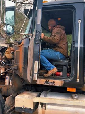 East Bound & Broke Down🫣😳 #fyp #foryou #foryoupage #viral #blowthisup #farmers #Lifestyle #family #agricultue #trucking #macktruck #garnerboys #logging 