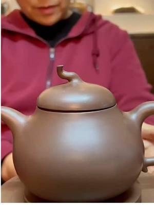 Happy New Year 2025, I would like to share with you a customized zisha teapot that I just made for a friend in Korea. Store: soulyearn.com WhatsApp:(+86)18576688872 #tea #zishateapot #茶道 #soulyearn #紫砂壺收藏 #teapot #茶文化 #手工 