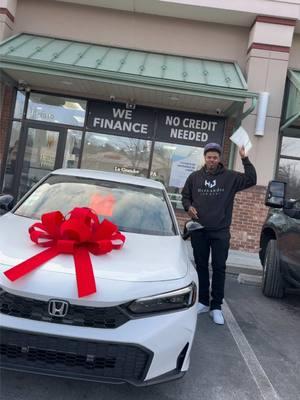 @hernandezjewelry.pa Regala el Tercer Vehículo del Año 🚘 Aquí Tenemos El Joven Ganador del Carro Honda Civic 2025 🥳🥳 El Tiempo de Dios Es Perfecto Este Carro Le Llegó a Este Joven Cuando Más Lo Necesitaba 🙌🏻 #parati #viral #usa #nyc #hernandezjewelry #allentownpa #fyp #hernandezjewelrytepremia #hernandezjewelrytemonta #premio #hondacivic2025 #videoviral #regalo 