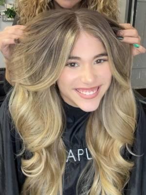 Ella es simplemente hermosa 💁🏼‍♀️  ✨ Rubio perfecto, brillo espectacular ✨ Transformando cada mechón con técnica airtouch y mucha pasión. 💛 ¿Lista para tu cambio de look 2025?  @olaplex  @olaplexenespanol  #rubio #cabellorubio #balayage #foilayage #houstonstylist #olaplex #olaplexenespañol 