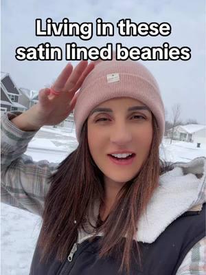 No frizz or static! #satinlinedbeanies #beanieseason #satinlinedbeanie 